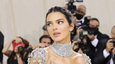 Lekuk badan supermodel bergaji tertinggi yang menakjubkan itu mempunyai 285 juta pengikut.