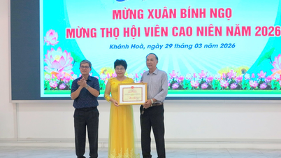 Die Vereinigung der pensionierten Dozenten der Khanh Hoa Universität hielt eine Sitzung mit ihren älteren Mitgliedern ab.