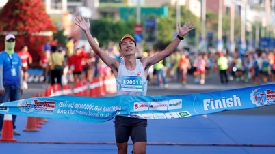 Hoang Nguyen Thanh dan Pham Thi Hong Le memenangkan medali emas di Kejuaraan Maraton Nasional 2026.