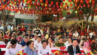Openingsceremonie van het Khuong Ha Tempelfestival - Een plek waar herinneringen aan het platteland voortleven in het hart van het moderne Hanoi.