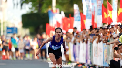 A deeply moving moment at the finish line of the 2026 Tien Phong Newspaper National Marathon Championship.