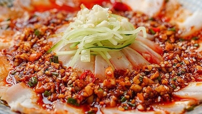 សាច់ជ្រូកស្ងោរដែលនៅសល់ត្រូវបានប្រែក្លាយទៅជាម្ហូបដ៏ឈ្ងុយឆ្ងាញ់ និងទាក់ទាញ។