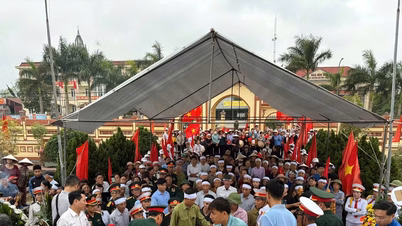 Cerimônia memorial e sepultamento dos restos mortais do mártir Tran Minh Tuyen no cemitério de sua cidade natal.