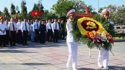Les dirigeants provinciaux se sont rendus au cimetière provincial des martyrs à l'occasion du 51e anniversaire de la libération de Phu Yen.