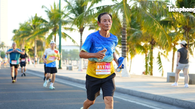 Jos pălăria în fața bărbatului de 80 de ani care a cucerit cursa de maraton de 21 km.