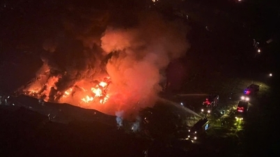 Major fire breaks out at a woodworking factory opposite K Tan Trieu Hospital.