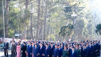 Delegația Consiliului Popular Provincial Lam Dong pentru mandatul 2026-2031 a vizitat Cimitirul Martirilor.