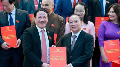 Certificates were presented to 85 delegates of the 13th Provincial People's Council.