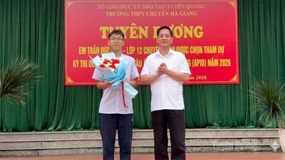 De Ha Giang Specialized High School feliciteert de excellente leerlingen die zijn geselecteerd om deel te nemen aan de Asia-Pacific Regional Informatics Olympiad.