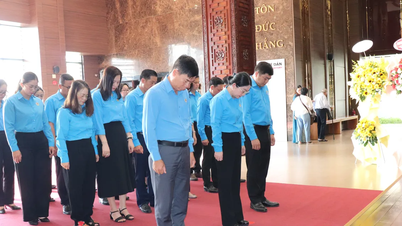 Offering incense to commemorate the 46th anniversary of the death of President Ton Duc Thang.