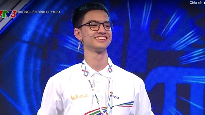 Male student who won a SEA Games gold medal competes in the "Road to Olympia" competition.