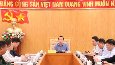 Le président du Comité populaire provincial, Ha Quang Trung, écoute un rapport sur le plan d'investissement public à moyen terme pour la période 2026-2030.