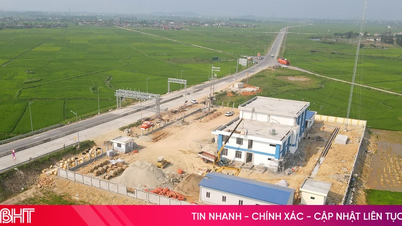 Examinarea progresului construcției stației de taxare pe autostrada care trece prin Ha Tinh.