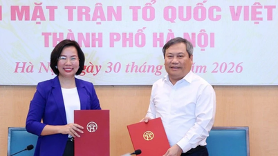 Transfer of 18 associations assigned tasks by the Party and State to the Vietnam Fatherland Front Committee of Hanoi City.