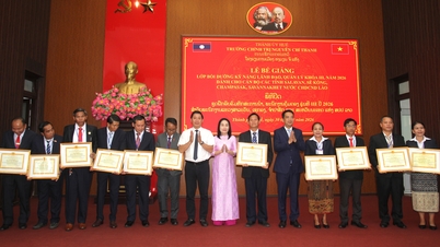 Laos'un güney-orta bölgelerinden altmış kursiyer, liderlik ve yönetim becerileri eğitim kursunu tamamladı.