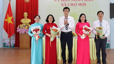 Ms. Huynh Thi Nguyet Hong was re-elected as Chairperson of the People's Council of Cho Moi Commune.