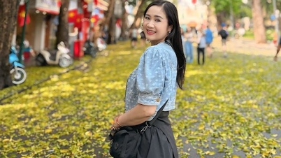 វិចិត្រករប្រជាជន ធូហា អាយុជិត ៦០ ឆ្នាំ ថតរូបដោយរីករាយនៅកណ្តាលស្លឹកឈើពណ៌មាស; ម៉ីតាម បើកចំហអំពីស្នេហា។