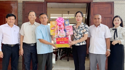 Visitar a destacados líderes religiosos de las comunas de Hon Dat y Kien Luong y entregarles obsequios con motivo de la Pascua de 2026.