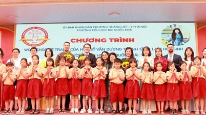 Artistul și tânărul minune muzical român Van Duong Thanh inspiră creativitatea artistică a studenților din Hanoi.