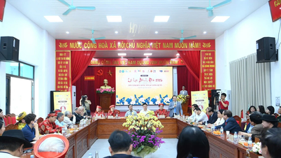Binh Da Festival: Heißluftballons werden eingesetzt, um Festivalflaggen zu Ehren des Nationalahnen Lac Long Quan zu hissen.