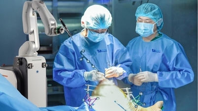 베트남에서 처음으로 인공지능 로봇을 이용한 무릎 관절 치환 수술이 시행되었습니다.