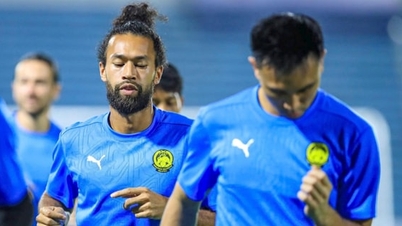 The Malaysian national team's naturalized players familiarize themselves with the Thien Truong Stadium.