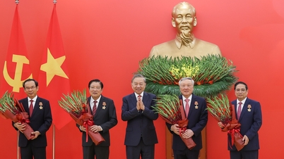 El secretario general To Lam entregó medallas e insignias del Partido al primer ministro Pham Minh Chinh y a otros líderes.