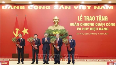 អគ្គលេខាធិការ​បាន​ប្រគល់​គ្រឿងឥស្សរិយយស​យោធា និង​គ្រឿង​ឥស្សរិយយស​បក្ស​ដល់​ថ្នាក់ដឹកនាំ​បច្ចុប្បន្ន និង​អតីត​ថ្នាក់ដឹកនាំ​។