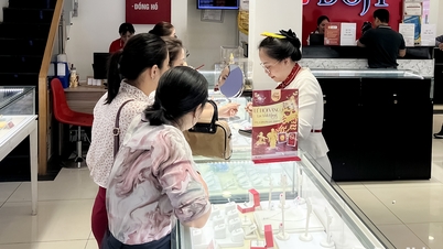 Gold prices continued their upward trend at the beginning of the week.