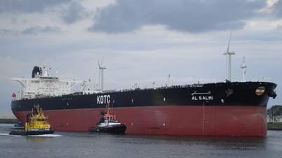 Kuwaitisk oljetanker fattar eld i Dubais hamn efter attack "från Iran".