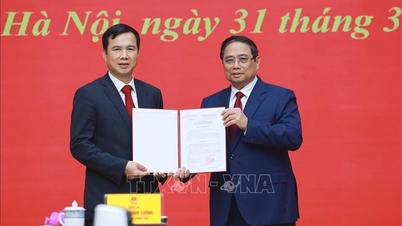 El primer ministro Pham Minh Chinh presenta la decisión por la que se nombra al director de la Universidad Nacional de Hanói.