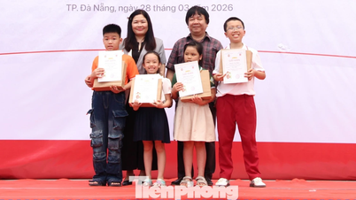 ນັກຮຽນ 100 ຄົນຈາກນະຄອນດານັງແຂ່ງຂັນໃນການແຂ່ງຂັນນັກຮຽນໜຸ່ມ.