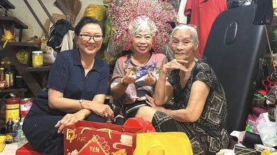 Bo Bo Hoang, interpretul „excentric” de cải lương (operă tradițională vietnameză) în vârstă de 79 de ani, spune: „Fericirea constă în a fi liber de boli și datorii”.
