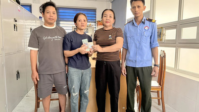 Mengembalikan 46 juta VND yang ditemui di pintu pagar hospital.