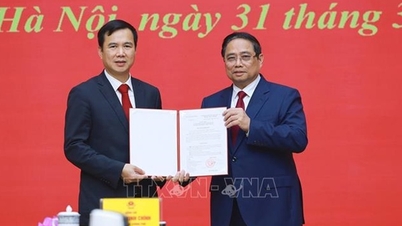 Prime Minister Pham Minh Chinh presents the Decision appointing the Director of Hanoi National University.