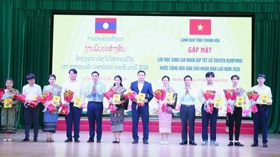 2026年の伝統的なブンピマイ新年を記念して、タインホア省のラオス人学生たちと会談。
