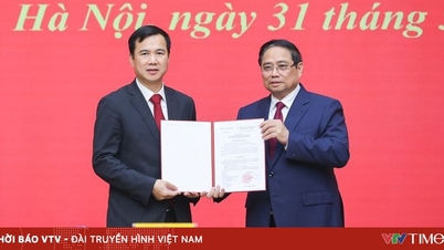De premier presenteert het benoemingsbesluit voor de directeur van de Nationale Universiteit van Hanoi.