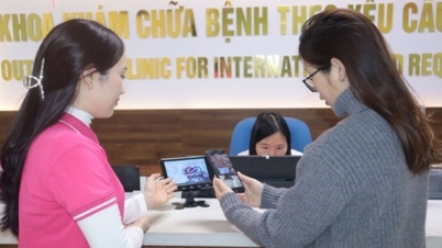 Đi viện công giờ nhàn tênh, hết cảnh cầm xấp giấy tờ, tiền mặt chạy khắp nơi