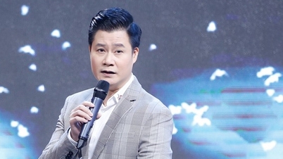 Quang Dũng és Đức Tuấn Trịnh Công Sơn dalait adják elő a Ho Si Minh-városi Könyves utcában.