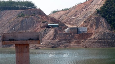 O projeto da ponte sobre o lago Ya Ly sofreu atrasos porque o projeto ainda não foi adaptado ao nível da água.