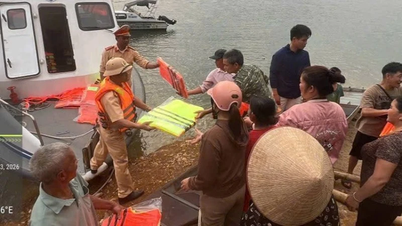 फू थो जलमार्ग यातायात पुलिस ने होआ बिन्ह झील के निवासियों को लाइफ जैकेट और लाइफबॉय दान किए।