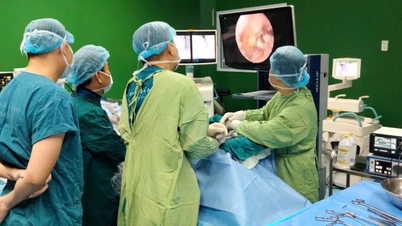 Implementação inédita de cirurgia endoscópica da coluna vertebral com porta dupla (UBE) no Hospital de Da Nang.