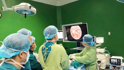 Première intervention chirurgicale endoscopique de la colonne vertébrale à double port (UBE) réalisée à l'hôpital de Da Nang.