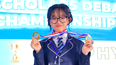 La niña de 13 años ganó dos medallas de oro en el concurso de debate en inglés.