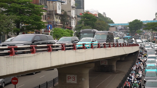 Hanoi se confruntă cu aglomerație, deoarece Podul Long Bien este închis temporar traficului.