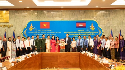 Ibu Tran Thi Thanh Huong, Wakil Sekretaris Komite Partai Provinsi dan Ketua Komite Front Persatuan Nasional Vietnam Provinsi An Giang, menyampaikan ucapan selamat Tahun Baru kepada Chol Chnam Thmay di Provinsi Kandal.