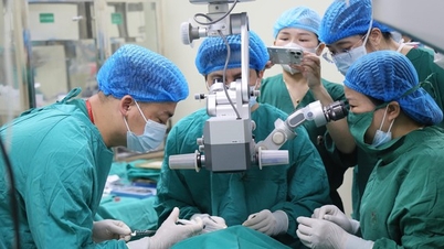 Transformando a los pacientes que corren el riesgo de quedar ciegos en pacientes que recuperan la vista: el Hospital Duc Giang domina las técnicas de trasplante de córnea.
