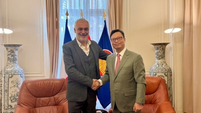 Vietnamese Ambassador to France Trinh Duc Hai receives Comrade Taylor Coskun, Member of the Political Bureau of the French Communist Party.