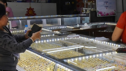 Ceny zlata dnes, 1. dubna 2026: cena zlata SJC, cena zlatého prstenu 24K 9999, světová cena zlata.