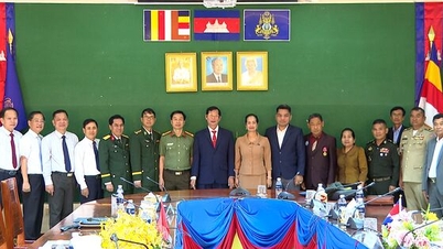 Vice Chairman of An Giang Provincial People's Committee Le Van Phuoc extends Chol Chnam Thmay New Year greetings in Koh Kong province.